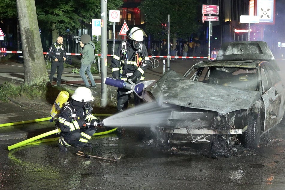 Hamburg: Während der Fahrt: Mercedes fängt plötzlich Feuer
