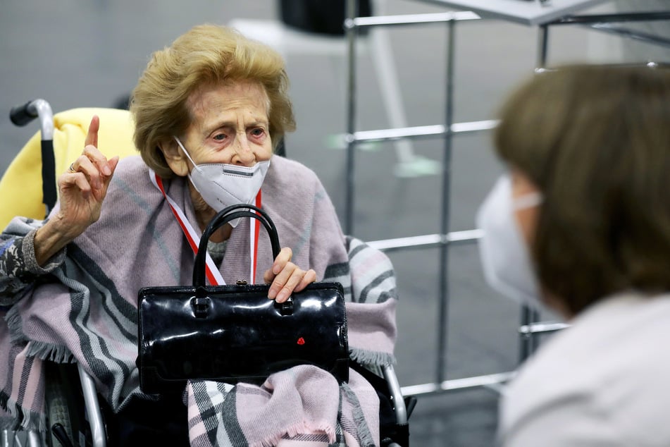 Elisabeth Steubesand (l, 105) spricht im Impfzentrum vor ihrer Impfung mit Henriette Reker (64, parteilos), Oberbürgermeisterin von Köln.