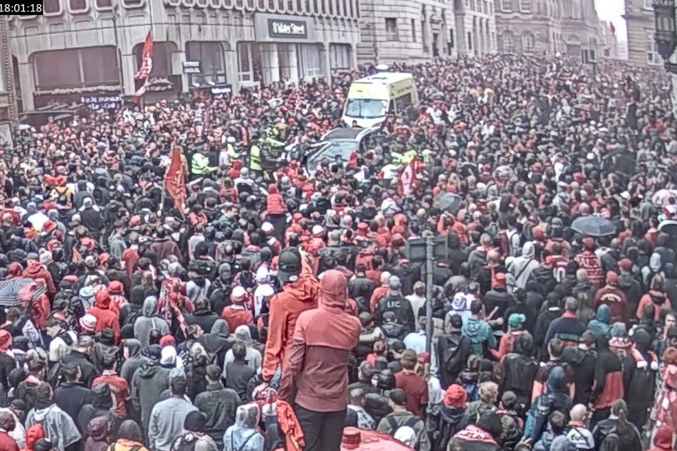 Ein Ausschnitt, aus dem von der Polizei veröffentlichen Videomaterial, zeigt den Minivan des 54-Jährigen inmitten der feiernden Anhänger des FC Liverpool. Sekunden später drückte der Mann am Steuer des Wagens auf das Gaspedal.