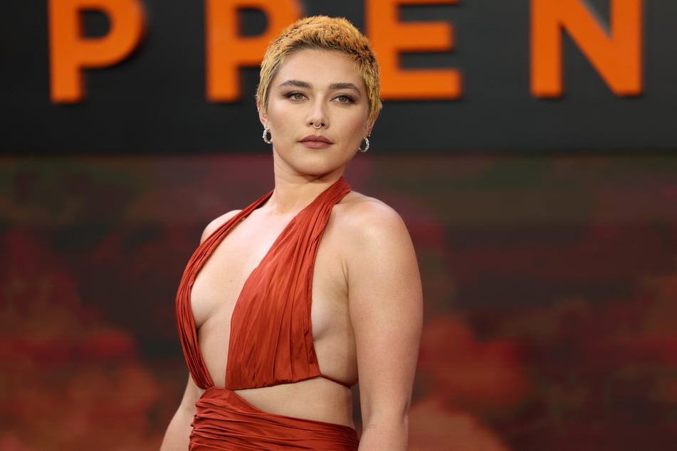 Florence Pugh (27) mit blonder Kurzhaarfrisur auf der "Oppenheimer"-Premiere.