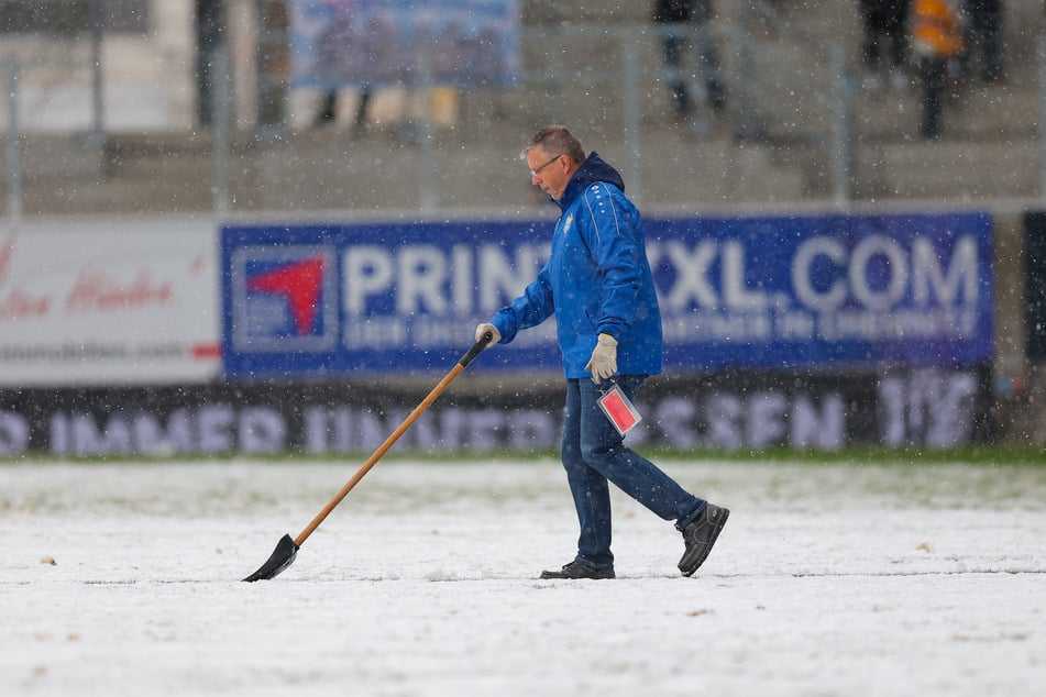 Wintereinbruch vor dem Match: Ein CFC-Mitarbeiter befreite das Spielfeld von Schnee.
