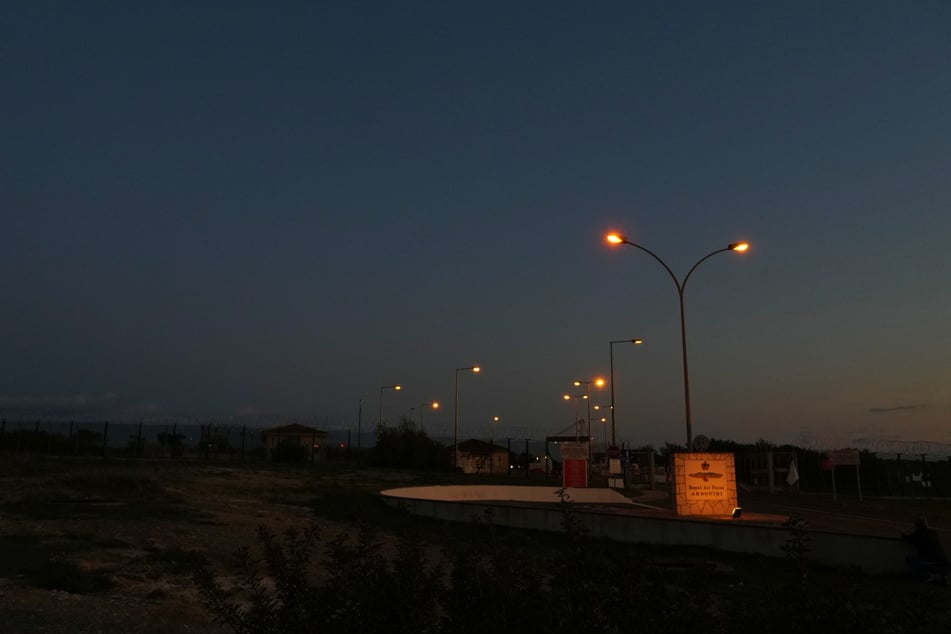 Das Tor des britischen Luftwaffenstützpunkts RAF Akrotiri bei Sonnenuntergang, nachdem er am frühen Morgen von einer Drohne getroffen worden war.