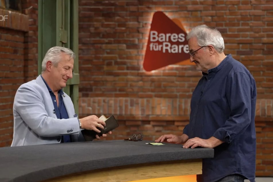 Markus Wildhagen (60) macht seiner Sammelleidenschaft für Brille alle Ehre und sichert sich den Zuschlag für 150 Euro.