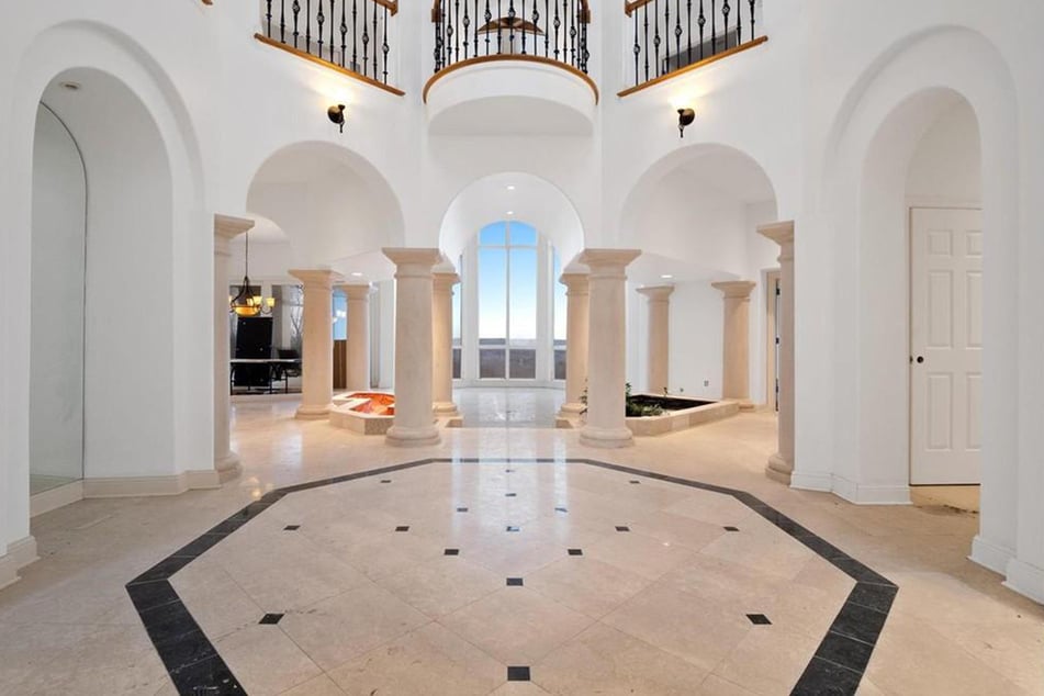 Das opulente Haus soll für knapp 500.000 Euro einen neuen Besitzer finden.