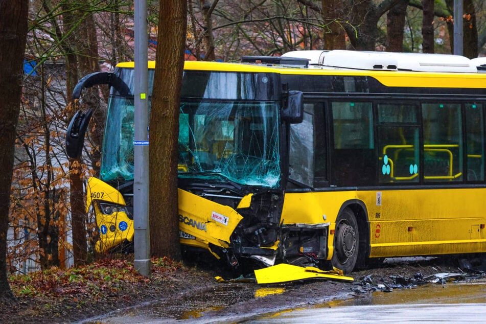 Der BVG-Bus ist durch den Aufprall gegen einen Baum stark an der Front beschädigt.