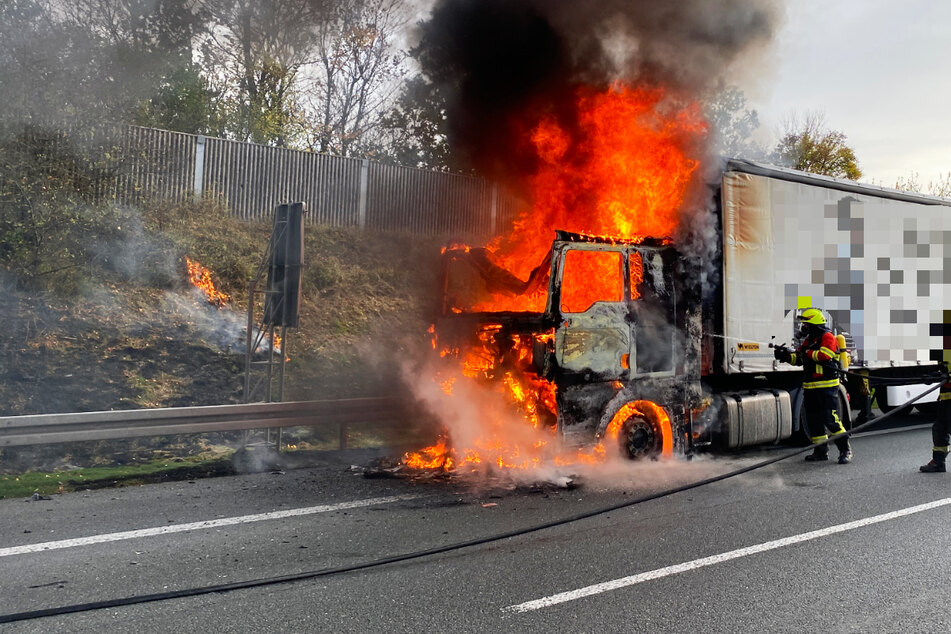 Laster geht auf A72 in Flammen auf: Mehr als 100.000 Euro Schaden