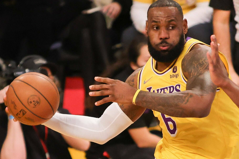 LeBron James clocked up 33 points in the Lakers' win over the Nets.