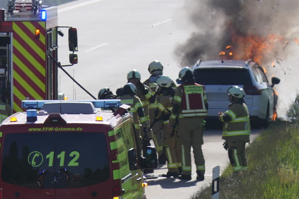 Unfall A14: Auto gerät plötzlich in Brand: Dichter Rauch und Feuerwehreinsatz auf A14