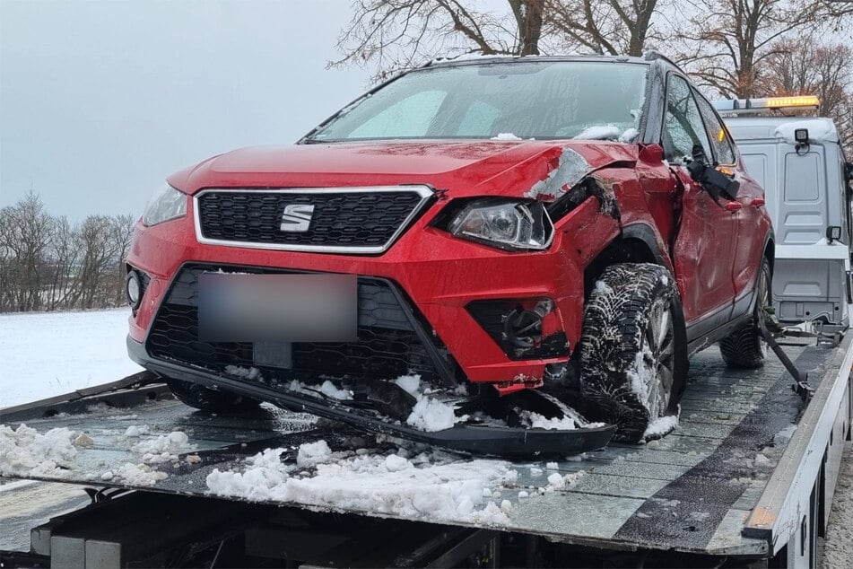 Auch auf der B186 bei Dölzig krachte es zwischen einem Transporter und einem Seat. Beide Fahrzeuge wurden stark beschädigt.