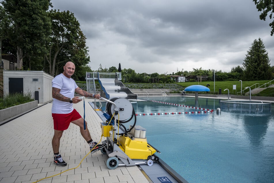 Keine Gäste in Sicht: Michael Berger (46) vom Freibad Bernsdorf nutzt die Zeit und reinigt das Schwimmbecken.