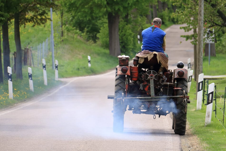 Ein 68-Jähriger musste betrunken auf einem Traktor gestoppt werden. Er hatte eine Waffe dabei. (Symbolfoto)