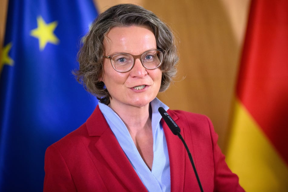 Trotz der heftigen Diagnose will NRW-Ministerin Ina Scharrenbach (49, CDU) den Kopf nicht in den Sand stecken.