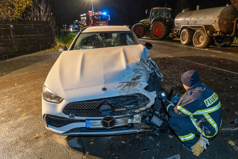 Traktor-Crash im Vogtland: Mercedes zerstört, Insassen verletzt