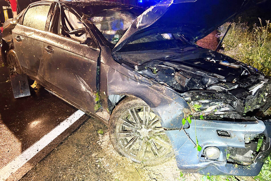 Auto landet nach Überschlag im Straßengraben: Fahrer verletzt in Klinik