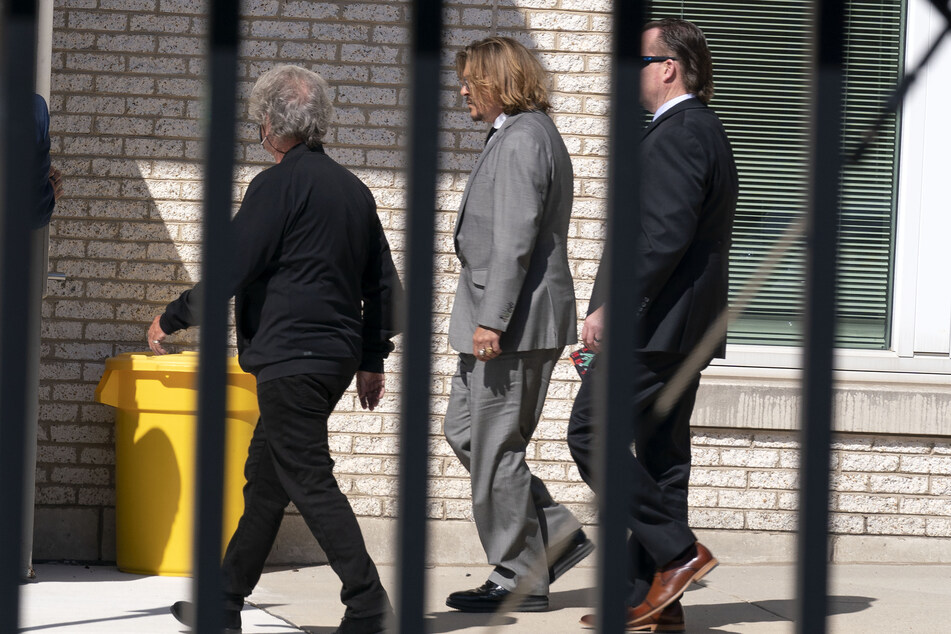 Johnny Depp (58, M) verlässt am Montag das Gerichtsgebäude von Fairfax County nach einem Tag zur Geschworenenauswahl.