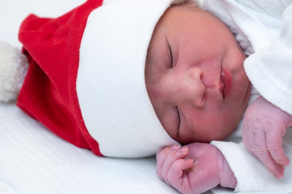Niedliche Klinik-Tradition: Weihnachtsbabys bekommen selbstgemachtes Geschenk zur Geburt