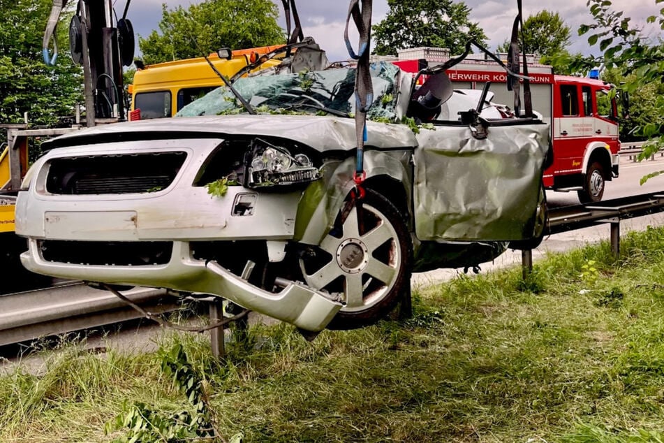 Tragischer Unfall: Mutter prallt mit Auto gegen Baum - Kind stirbt