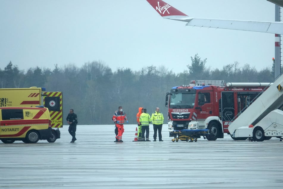 Am Dresdner Flughafen wurde die Person versorgt und ins Krankenhaus gebracht.