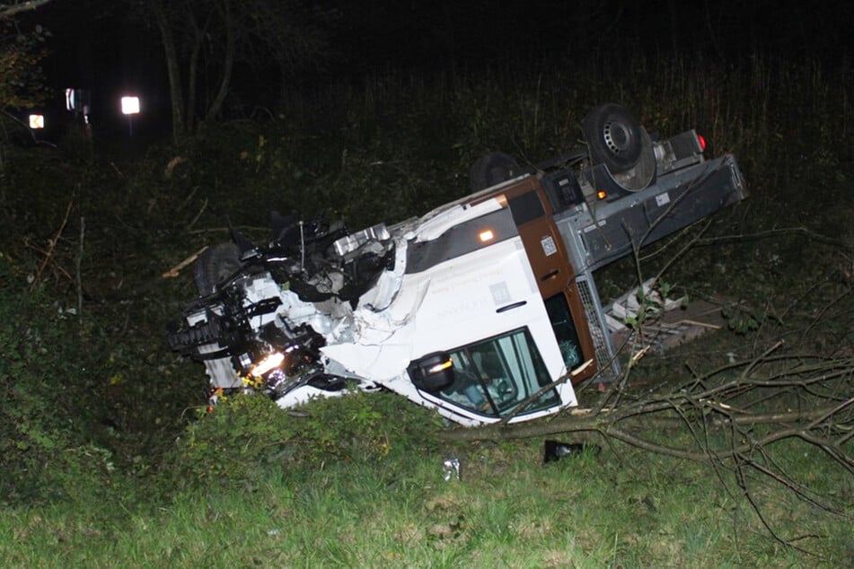 Der Lkw stürzte eine Böschung herunter und blieb auf dem Führerhaus liegen.