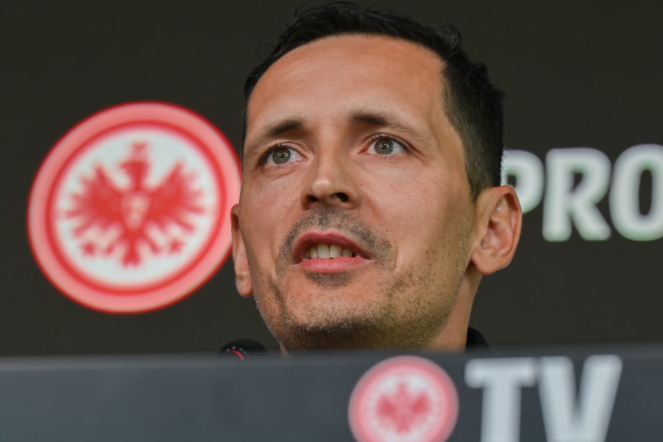 Eintracht Frankfurts neuer Cheftrainer Dino Toppmöller (42) verriet vor dem Hessen-Derby gegen Darmstadt 98, dass er sich einen kuriosen Countdown gesetzt hat.