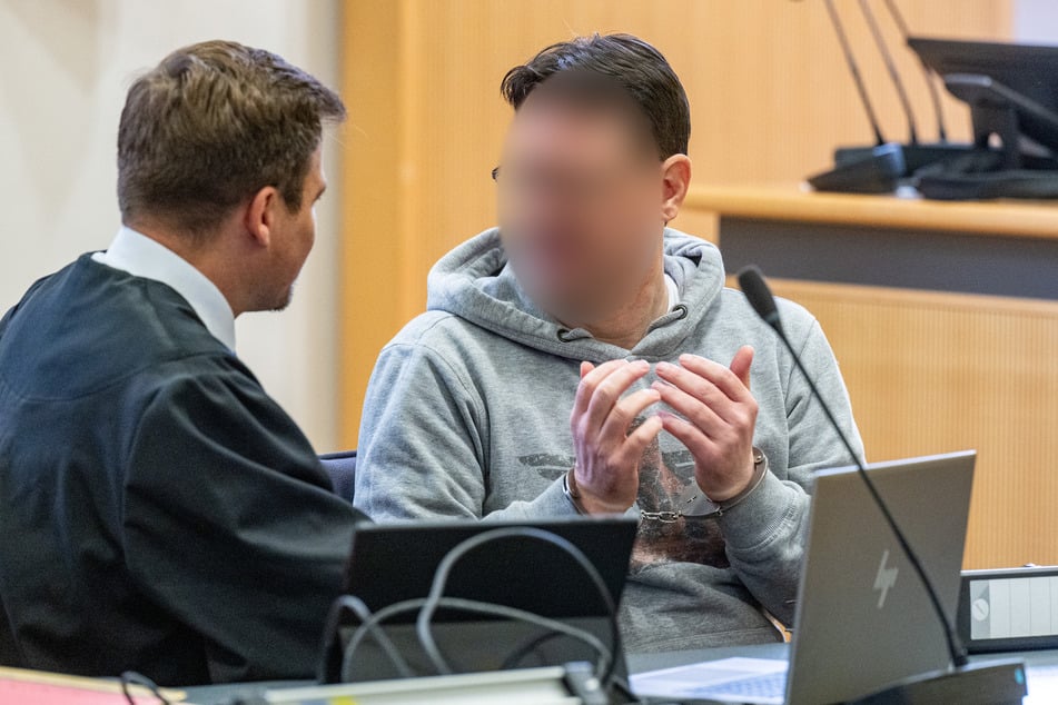 Der Angeklagte (51, r.) spricht mit seinem Verteidiger Johannes Büttner