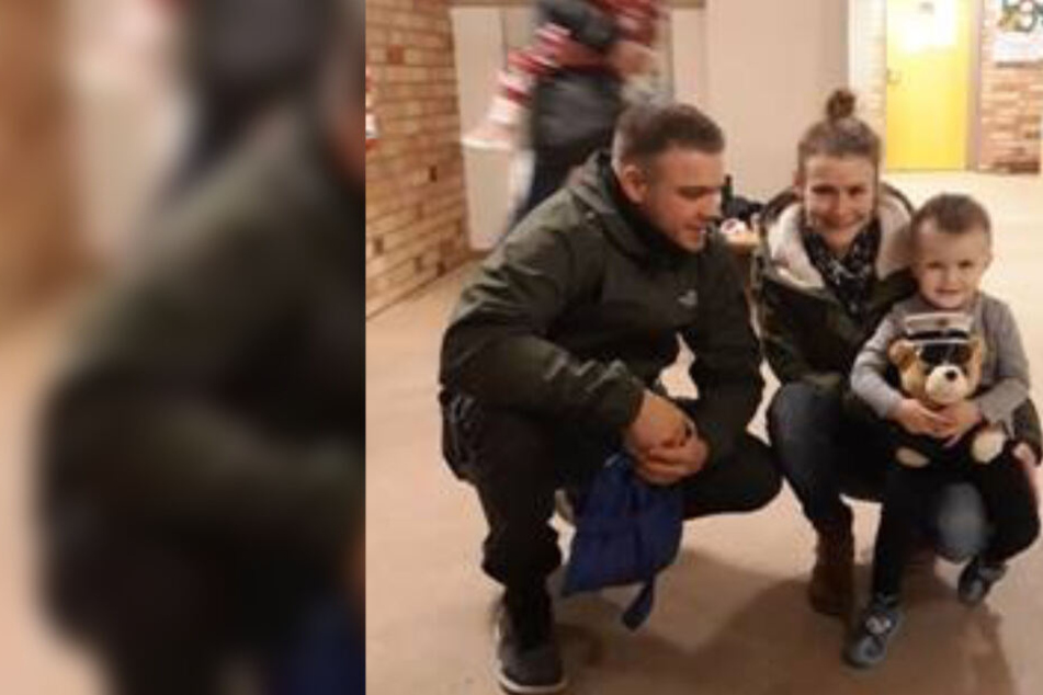 Maxim zeigt mit seinen Eltern seinen Polizeiteddy.