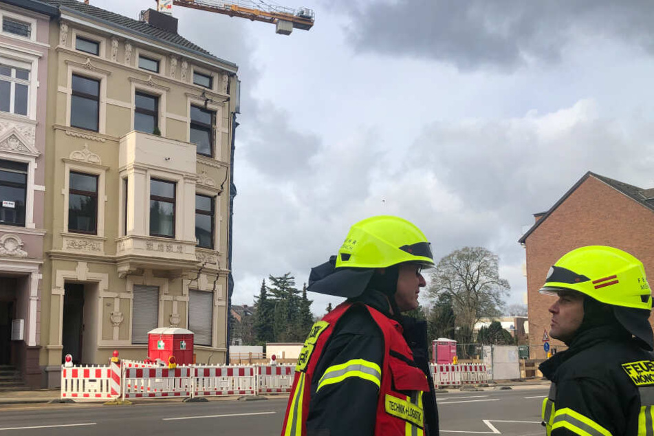 Nachdem sich am vergangenen Mittwoch plötzlich große Risse in der Fassade des Hauses gebildet hatten, war zunächst unklar, ob das Gebäude noch gerettet werden konnte.