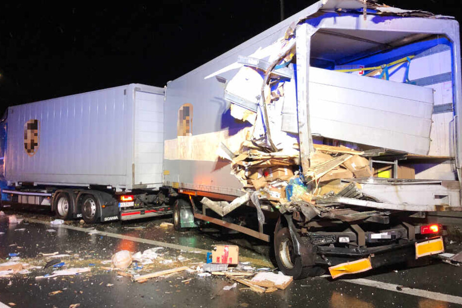 Pakete überall auf der Fahrbahn! Ein Unfall auf der Autobahn 9 hat für eine Sperrung der Fahrbahn gesorgt.