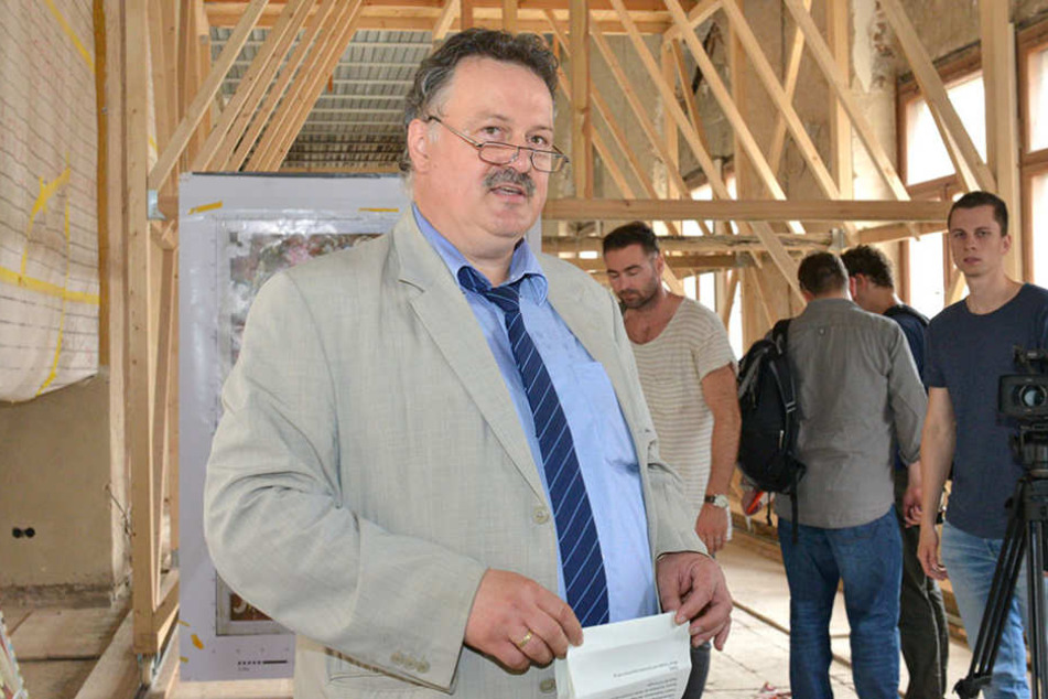Schlossbauherr Ulf Nickol bei der Führung durch sein Haus.
