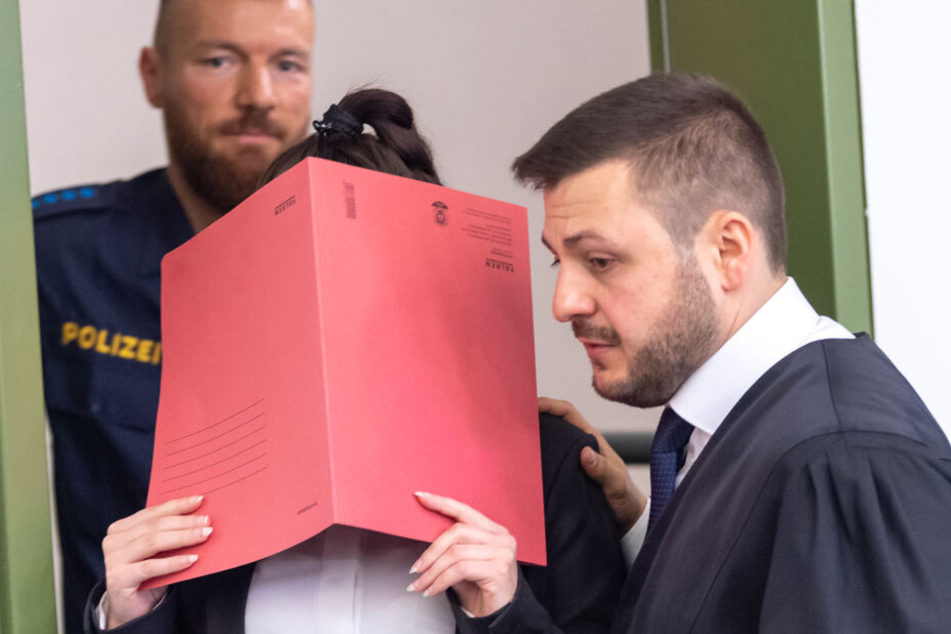 Jennifer W. werden Kriegsverbrechen und Mitgliedschaft in einer terroristischen Vereinigung vorgeworfen.