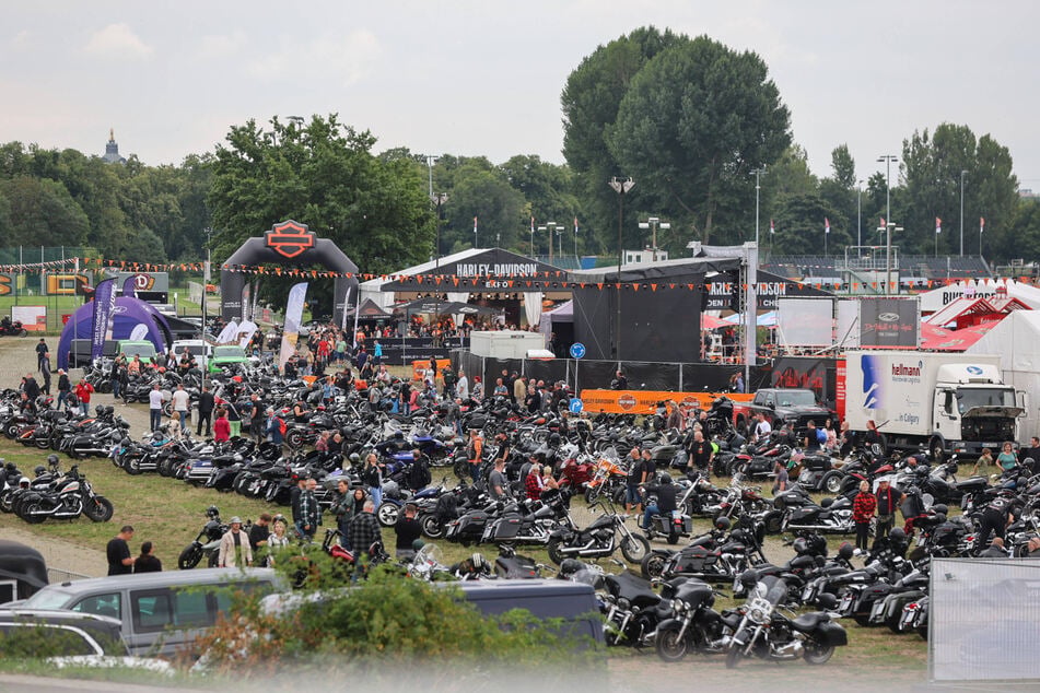 Harleys, wohin das Auge schaut - die Harley Days in der Rinne ziehen Motorradfans magisch an.