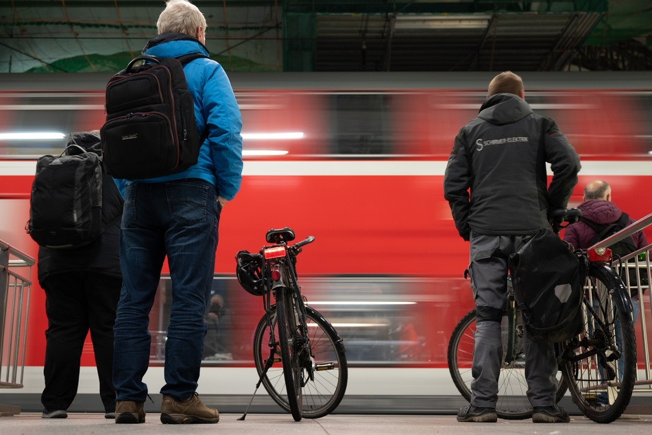 Zugfahren wird in Deutschland ab Dezember wieder teurer.