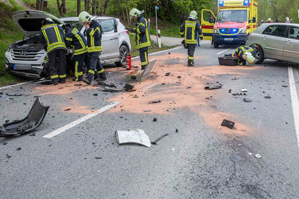 Die Straße glich nach dem Unfall einem Trümmerfeld.