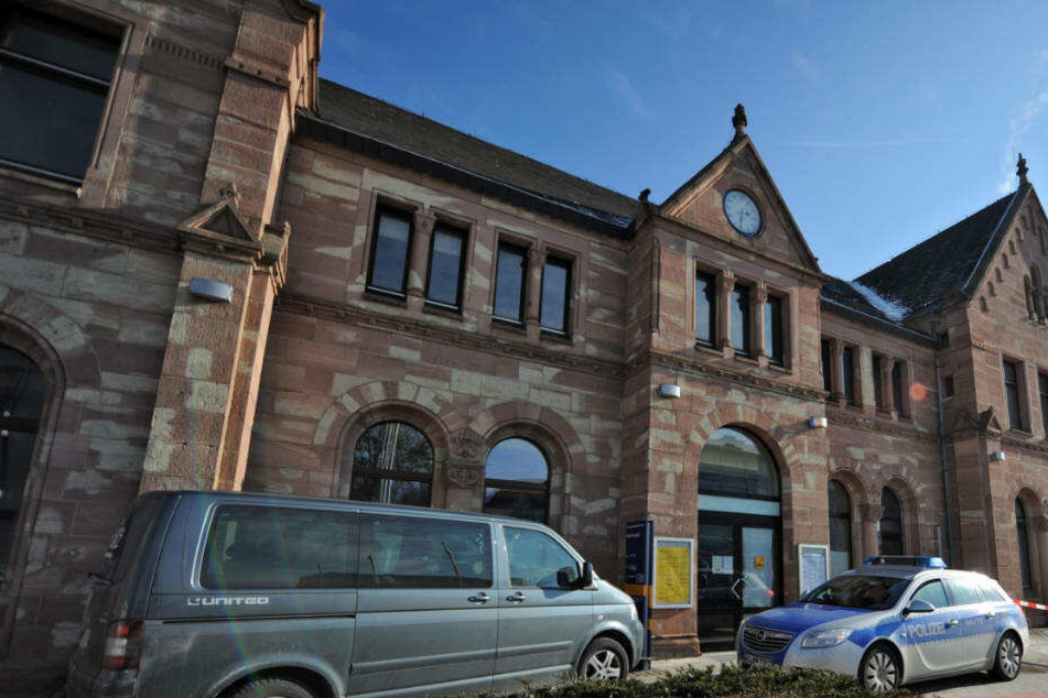 Am Bahnhof von Bad Hersfeld nahmen Polizisten dann den 27-Jährigen fest.