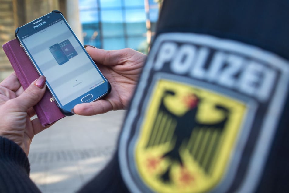 Die Polizei in Nordrhein-Westfalen soll ab der zweiten Jahreshälfte nach und nach mit 20.000 Smartphones versorgt werden (Symbolbild).