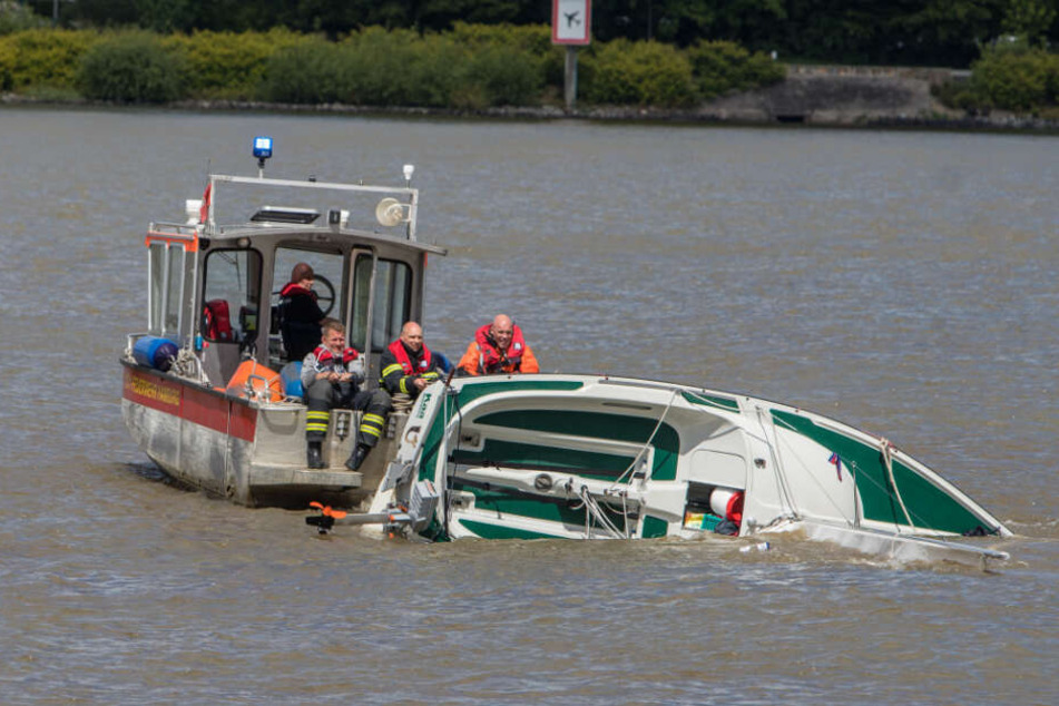 Die gekenterte Jolle wurde von einem Feuerwehr-Boot an Land gezogen.