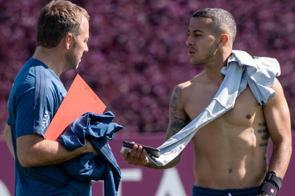 Hansi Flick (l.) versucht in Doha alles, um seine Spieler vor dem Start der Rückrunde in Form zu bringen.