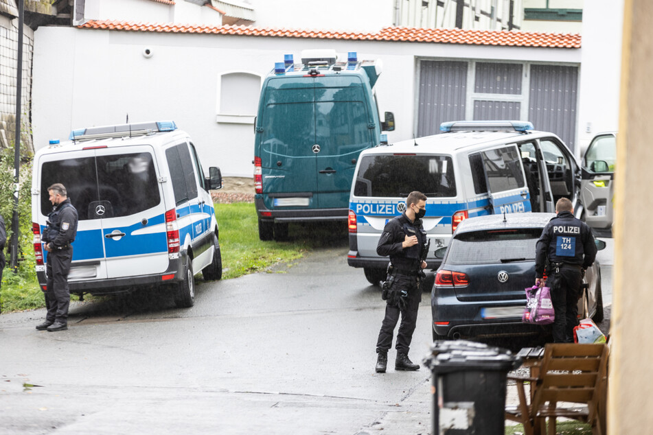 Razzia nach Brandserie: Polizei durchsucht Gelände des betroffenen Landwirts