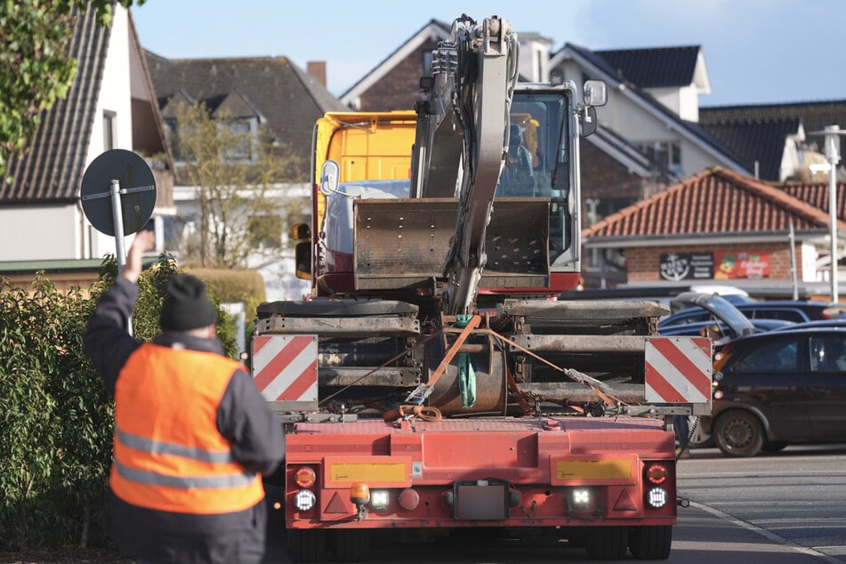 Der Schaufelbagger, der am Mittwoch geliefert wurde, könne wie ein Amphibienfahrzeug auf dem Land und im Wasser eingesetzt werden. Zusätzlich werden Pontons zur Stabilisierung eingesetzt.
