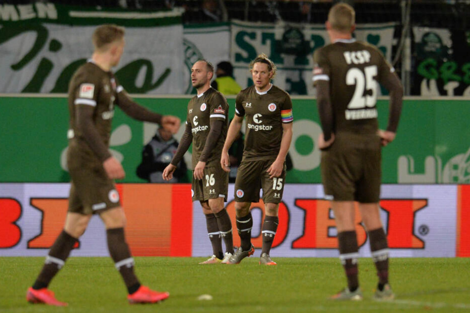 Enttäuschung steht den Kiezkickern ins Gesicht geschrieben, nachdem sie gegen Greuther Fürth haushoch verloren haben.