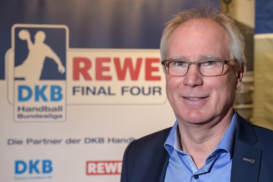 Uwe Schwenker, Präsident des Ligaverbandes der Handball-Bundesliga schaut nach der Pressekonferenz zum Final-Four-Turnier um den DHB-Pokal in die Kamera des Fotografen.