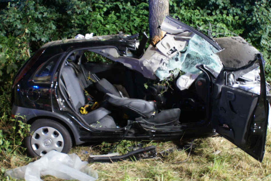 Das Auto wurde bei dem Unfall völlig zerstört.