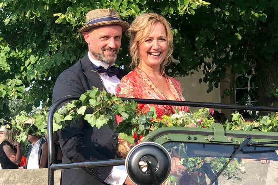Strahlend vor Glück fährt MDR-Moderatorin Anja Koebel (51) mit ihrem Ehemann Dirk Welich (52) im ukrainischen Geländewagen zur Hochzeitsfeier.