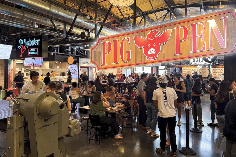 Eklat in Restaurant: Gast will Kellner "über die Theke ziehen", der zückt eine Waffe