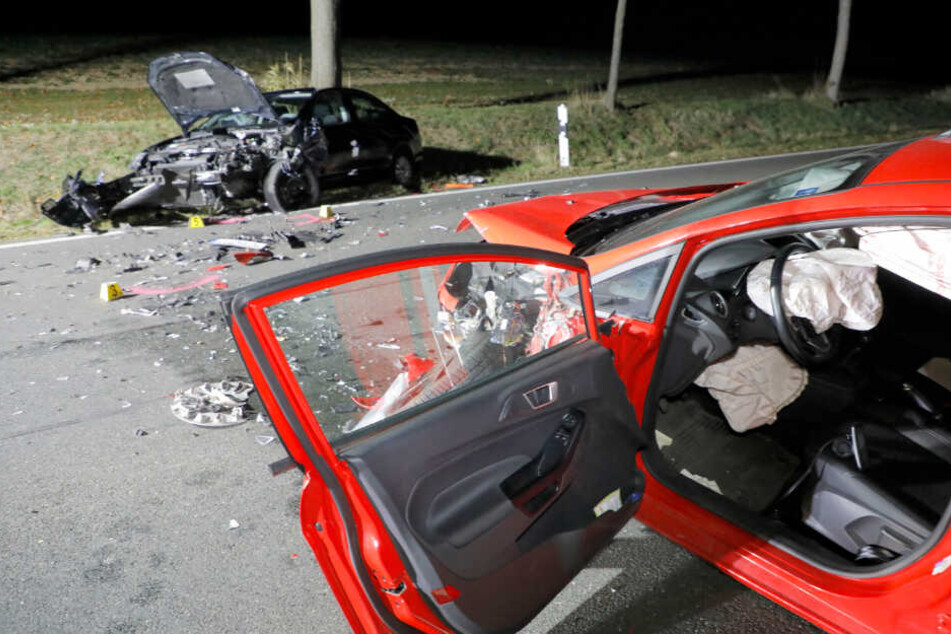 Der rote Ford war wohl auf die Gegenfahrbahn geraten und mit dem VW kollidiert.