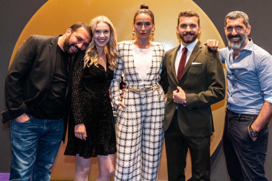 Das Foto zeigt die "Skylines"-Schauspieler Sahin Eryilmaz (l-r), Anna Herrmann, Peri Baumeister, Edin Hasanovic und Erdal Yildiz bei der Premiere der Netflix-Serie im September.