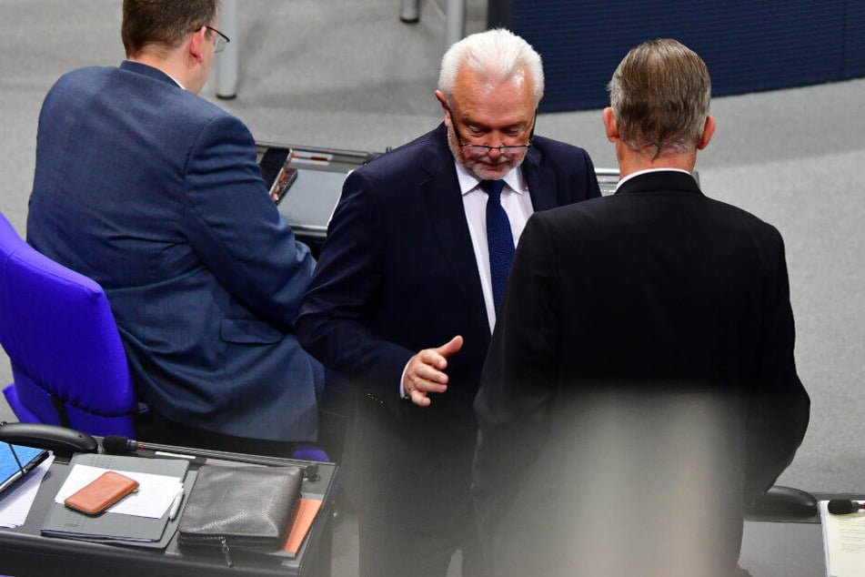 Jörg Kubicki (FDP), Vizepräsident des Bundestages, unterhält sich nach einer namentlichen Abstimmung während einer Unterbrechung der Bundestagssitzung.