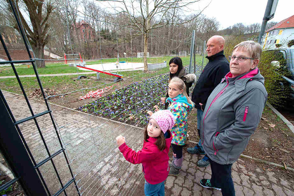 Vom Spielplatz ausgesperrt: Mia (4, v.l.), Shirin (8), Angelina (12), Markus Soltau (45) und Ingrid Börner (65) ärgern sich.