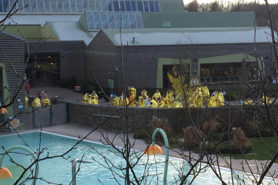 Feueralarm in Ferienpark! Schwimmbad und Wellnessbereich evakuiert