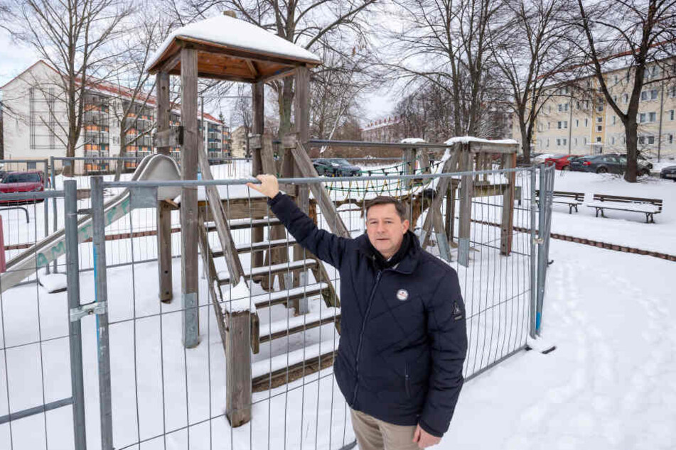 Die Sanierung des Spielplatzes in der Lortzingstraße ist Stadtrat Andreas Schmalfuß (52) zu wenig.